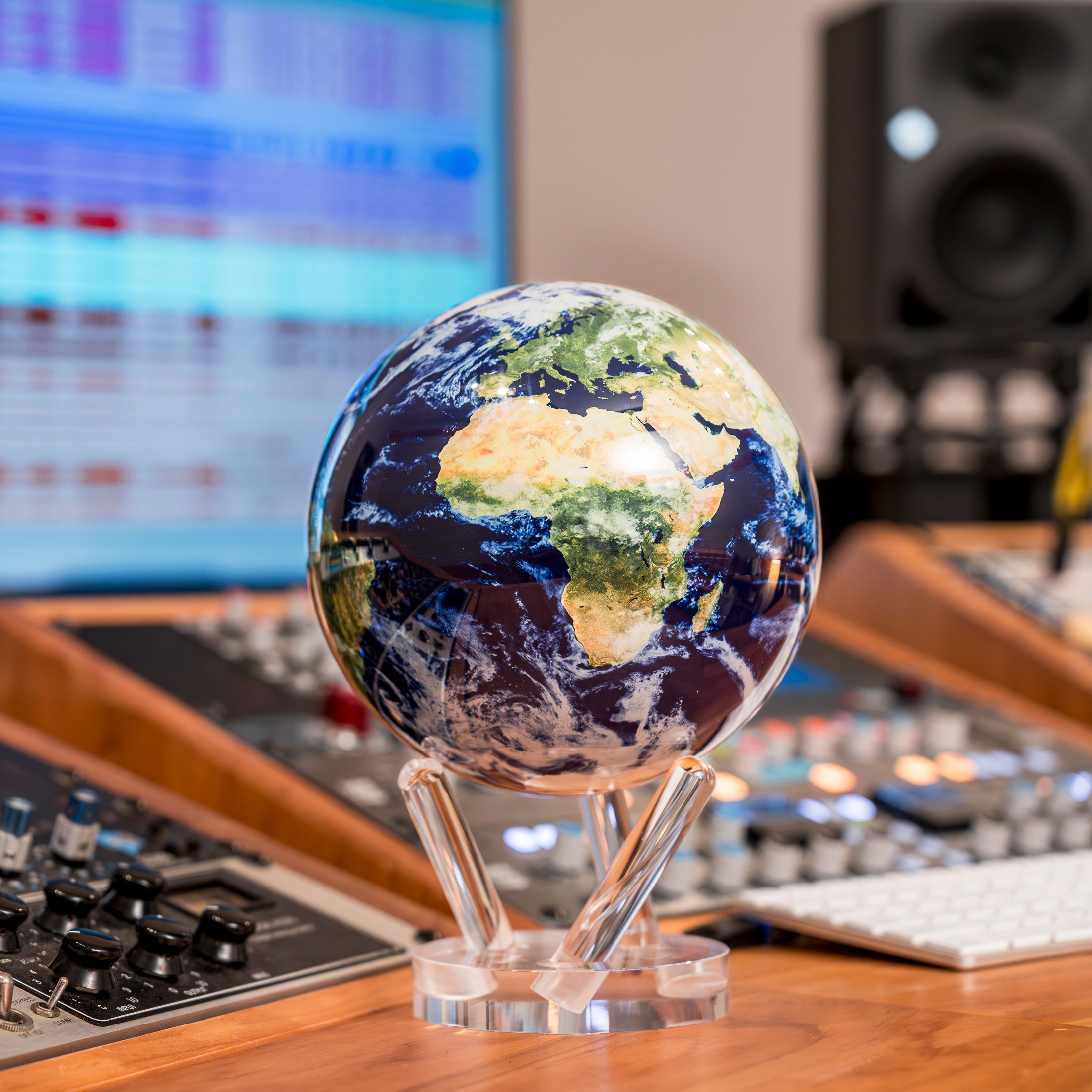 EARTH WITH CLOUDS GLOBE