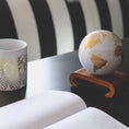 将图像加载到图库查看器中， WHITE AND GOLD GLOBE - movaglobes.store
